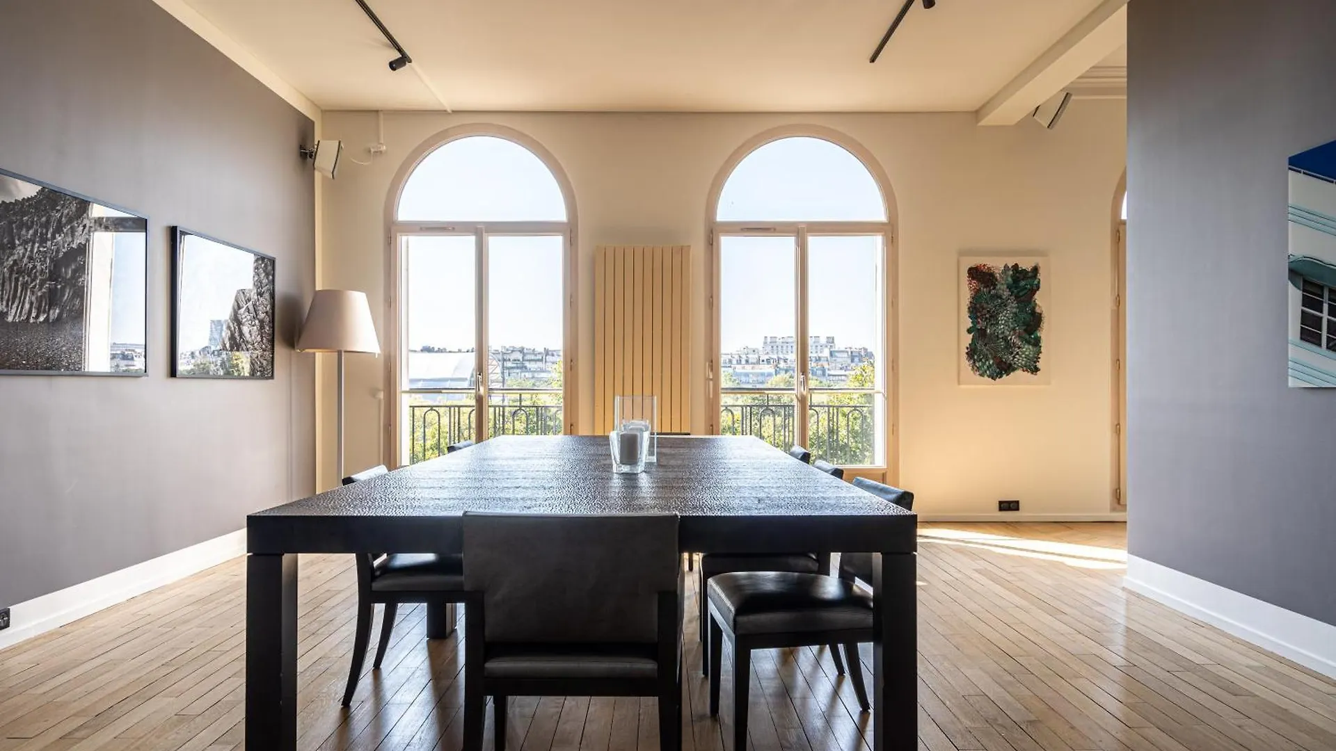 Luxury 4 Bedroom Eiffel Tower View アパート パリ
